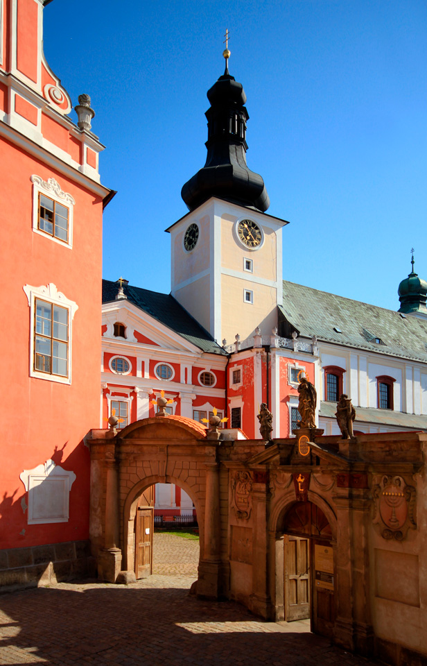 Vstupní brána s klášterním kostelem